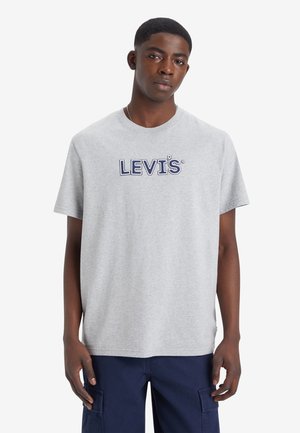 Γκρι κοντομάνικο μπλουζάκι από βαμβάκι, με μπλε ναυτική λογότυπο "LEVI'S" στο στήθος, με στρογγυλή λαιμόκοψη και άνετη γραμμή.