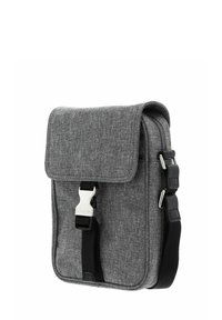 Borsa a tracolla in tessuto grigio con chiusura a pattina, hardware in metallo argentato, tracolla regolabile e superficie testurizzata, dotata di un compartimento con zip.