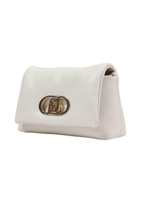 Bolso de cuero blanco con forma estructurada, que presenta un cierre prominente en tono dorado y una textura suave. Diseño minimalista sin adornos adicionales.