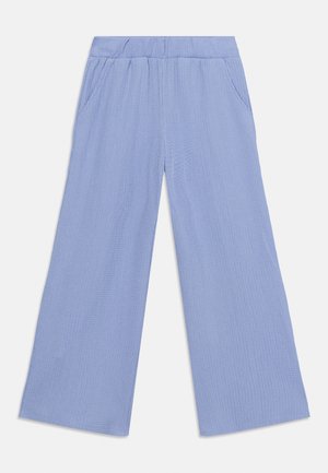 Pantaloni largi de culoare albastru deschis, cu banda elastică în talie și buzunare laterale, realizați dintr-un material texturat.