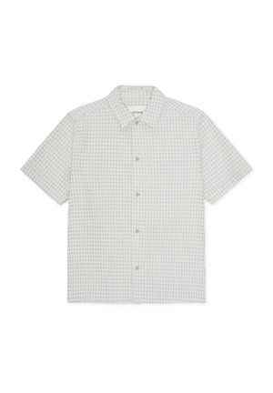 Camisa de manga corta con botones, con un sutil patrón de cuadros texturizados en gris claro y cuello abierto.