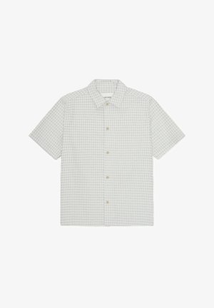 Camisa de manga corta con botones, con un sutil patrón de cuadros texturizados en gris claro y cuello abierto.