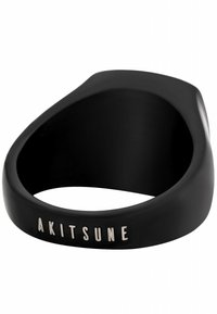 Crni prsten s glatkom mat završnom obradom i zaobljenom trakom. "AKITSUNE" je urezan srebrnom bojom na prednjoj strani. Elegantni i minimalistički dizajn.