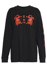 Must musta varrukatega t-shirt, millel on ees ja varrukatel punased draakonigraafika ning jaapani keelne tekst. Valmistatud puuvillast kangast. Laisk istuvus.
