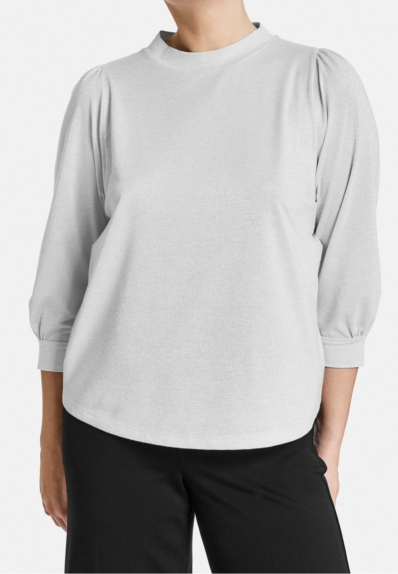 Langarm-Pullover-Oberteil aus hellgrauem Stoff mit zartem Glanz, featuring einen hohen Kragen und gerafften Puffärmeln. Glatte Textur.