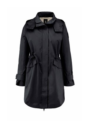 Czarny długi płaszcz przeciwdeszczowy z zamkiem błyskawicznym z przodu, zatrzaskami, regulowanymi trokami w talii, kieszeniami z patkami i wysokim kołnierzem z detalami na guziki.