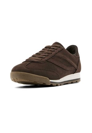Braunes Wildleder-Sportschuh mit strukturiertem Obermaterial, Gummilaufsohle und kontrastierender weißer Zwischensohle. Verfügt über ein klassisches Schnürdesign und gestickte Details.