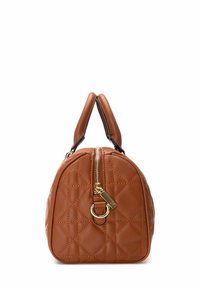 Bolso de mano de color marrón, acolchado y de forma redondeada, con herrajes de cremallera dorados y dobles asas superiores. Material de cuero sintético liso con un acabado brillante.