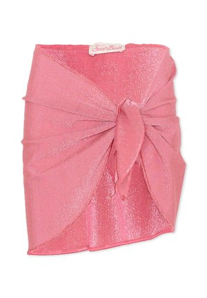 Minigonna rosa scintillante con nodo frontale e design a strati drappeggiati, con etichetta "Mc2 Saint Barth" in vita.