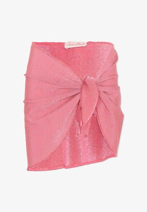 Mini-jupe rose scintillante avec un nœud à l'avant et un design drapé en couches, avec une étiquette "Mc2 Saint Barth" à la ceinture.