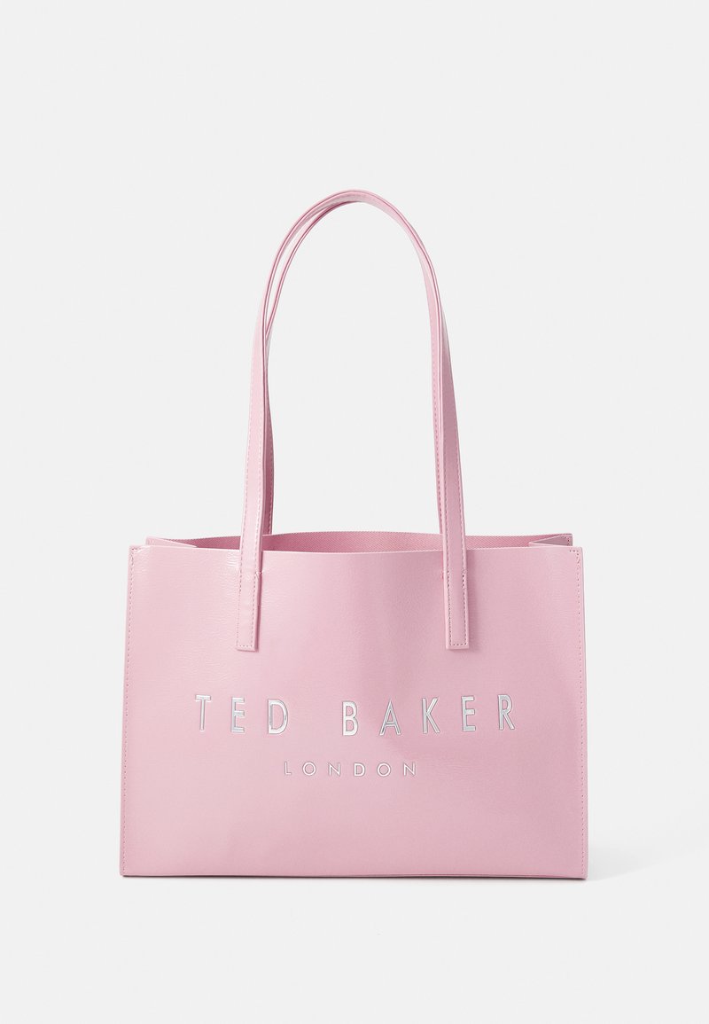 Vaaleanpunainen synteettinen olkalaukku, jossa on kaksinkertaiset kahvat ja hopeinen kohokuvioitu "TED BAKER LONDON" -logo. Suorakulmainen muoto, sileä pinta, minimalistinen muotoilu.