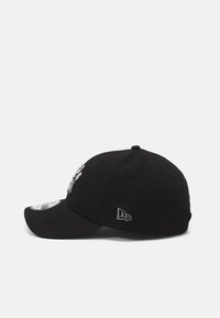 Schwarze Baseballmütze aus Baumwolle mit gebogenem Schirm, mit gestickten Logos auf der Vorder- und Seite. Glatte Textur, verstellbarer Rücken.