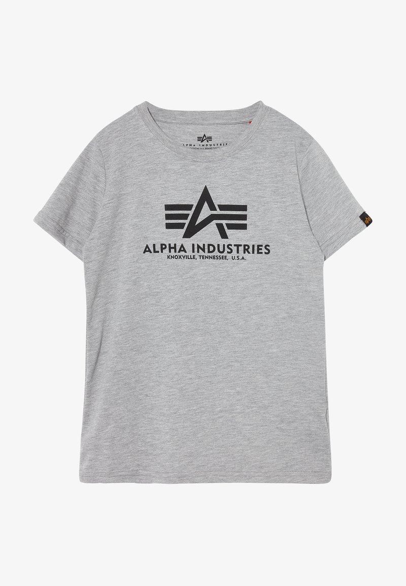 Pelēka kokvilnas T-krekls ar īsām piedurknēm un apaļu kakla izgriezumu. Uz tā ir melns drukāts logotips ar stilizētām burtiem un grafisku dizainu.