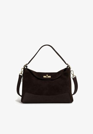 Sac à main en daim marron foncé avec poignée dessus, bandoulière détachable et fermeture à verrouillage tournant doré sur le rabat avant.