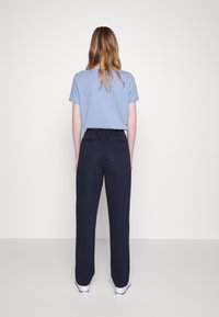 Tommy Hilfiger SCARF PLEATED TAPERED - Broek - desert sky