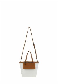 Canvas shopper in wit met tan leren accenten; voorzien van een bovenste ritssluiting en een externe ritstas. Twee handvatten en een verstelbare schouderriem.
