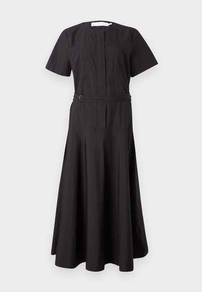 Vestido preto com mangas curtas, decote redondo, fecho na frente e cintura cingida. Apresenta uma saia godê e tecido texturizado.