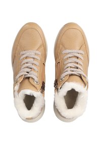 Sneakers in pelle beige con superficie texture, lacci grigi, fodera in pelliccia e dettagli con zip laterale. Suola bianca curvata e imbottita.