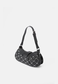 Čierna kabelka z prešívanej látky s diamantovým vzorom, doplnená koženým ramenným popruhom a horným klapkovým uzáverom.