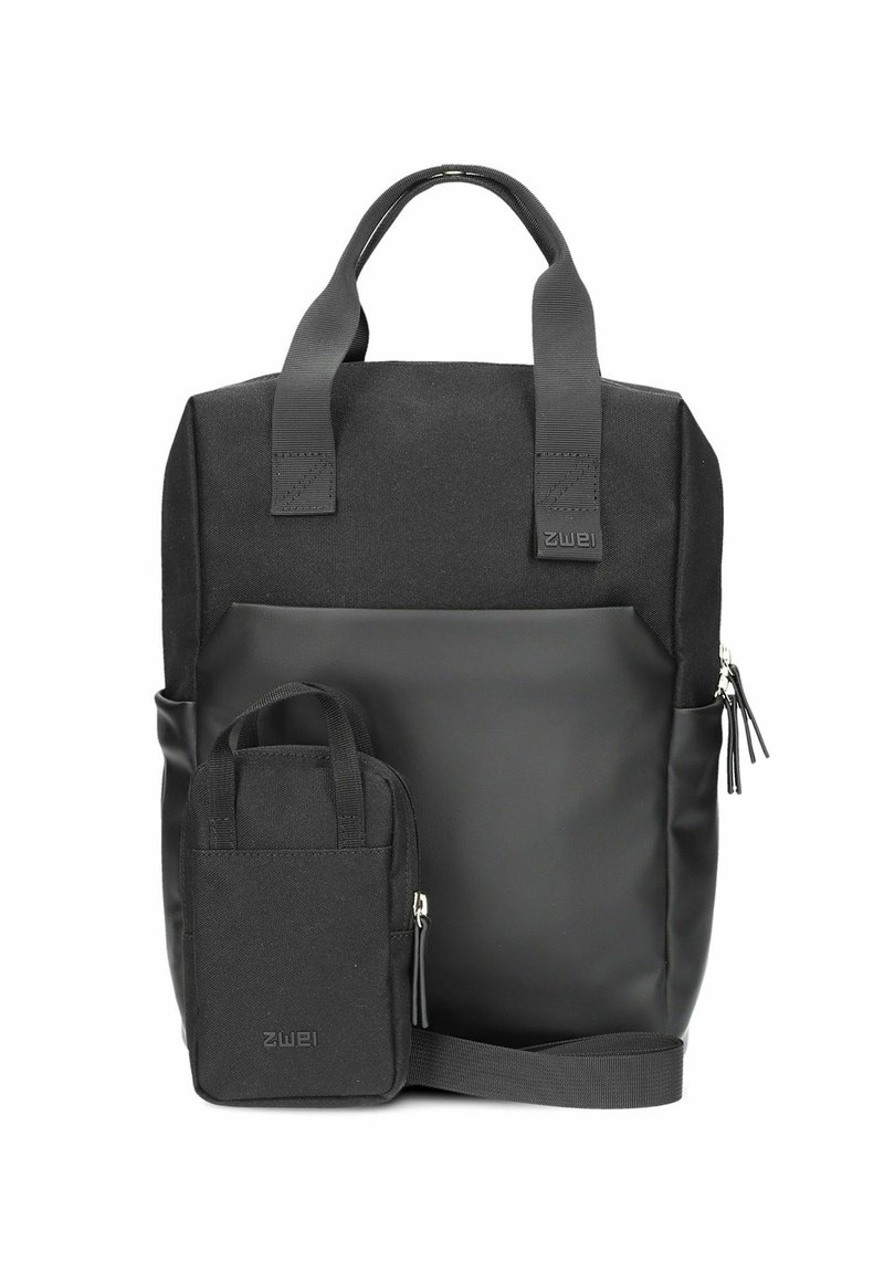 Zaino nero con un'esterno liscio, dotato di una tasca frontale e due manici resistenti. Include una piccola pochette nera rettangolare attaccata.