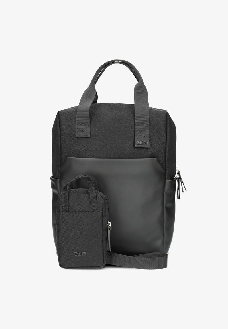 Zaino nero con un'esterno liscio, dotato di una tasca frontale e due manici resistenti. Include una piccola pochette nera rettangolare attaccata.