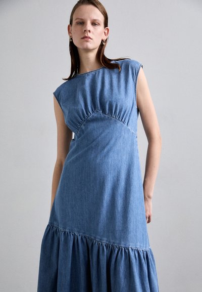 Jeansjurk met korte mouwen, geplooide taille en gelaagde rok. Lichtblauwe kleur, zachte textuur en casual ontwerp.
