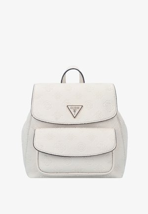Kleiner weißer Guess-Rucksack mit strukturiertem Blumenmuster, Fronttasche, Klappverschluss und dreieckiger Metall-Logoplatte auf weißem Hintergrund.
