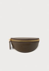 Bolsa de couro em forma de meia-lua, cor castanha, com fecho dourado e puxador, estampada com "kate spade new york" no centro da frente.
