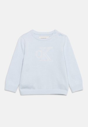 Lichtblauwe babytrui met lange mouwen, geribde manchetten en zoom, twee knopen op de schouder en een geperst CK-logo aan de voorkant.