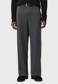 Gray tailored trousers with a straight fit, made from smooth fabric. Features a belt, side pockets, and a clean front crease.