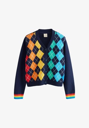 Mørkeblå cardigan med flerfarvet argyle mønster, med knapper og regnbuefarvede manchetter. Blød tekstur, strikket stof.
