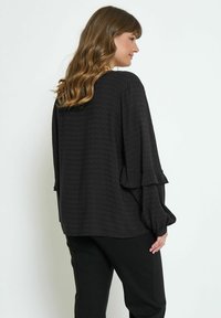 PEPPERCORN PENINA V-NECK LONG SLEEVE  CURVE - Pluus - black