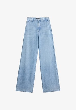 Jean denim bleu clair à jambe large avec poches avant, passants de ceinture, et une fermeture à bouton et zip à la taille.