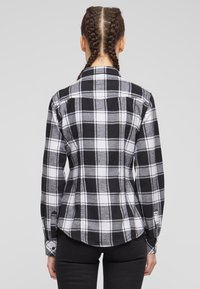 Brandit FLANELL - Užsagstoma palaidinė - white black