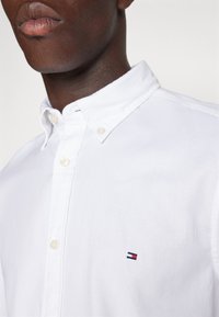 Tommy Hilfiger FLEX DOBBY - Srajca - optic white