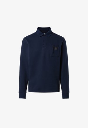 Camisa polo de manga larga azul marino hecha de tela texturizada, con cuello, tapeta de botones y un bolsillo en el pecho con detalle del logo.