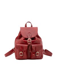Zaino in pelle rossa con patta anteriore, due tasche frontali con fibbie e spallacci regolabili su sfondo bianco.