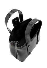 Czarna torebka z ekoskóry z dwoma uchwytami, o kwadratowym kształcie, zamkiem błyskawicznym i wewnętrznym pierścieniem na klucze. Gładka struktura i minimalistyczny design.