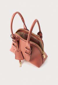Piccola borsa a tracolla in pelle marrone con due manici, cerniere dorate, tasche per carte all'interno e un'etichetta in pelle pendente con charm a forma di chiave in metallo.