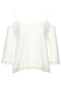 Biała bluzka z odkrytymi ramionami i rękawami o długości do łokcia, ozdobiona delikatną koronką u dołu oraz wykonana z lekkiego materiału.