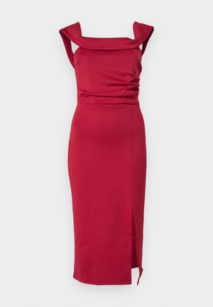 Vestido midi ajustado vermelho feito de um tecido suave. Apresenta decote quadrado, ombros drapeados e uma fenda lateral para um detalhe adicional.