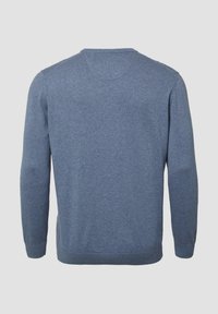 Rondesweater in lichtblauw gebreid met lange mouwen, effen kleur en geribde zoom en manchetten. Zachte textuur, eenvoudig ontwerp, geen patronen of grafieken.