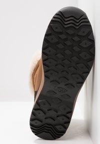 UGG ADIRONDACK - Stivali da neve  - chestnut