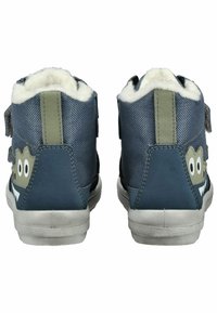 Zapatillas altas azules con tela texturizada, forro de felpa blanca y un acento de personaje de dibujos animados en el talón. Cuentan con correas de Velcro.