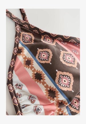 Haut de bikini brun à motifs avec des bretelles croisées, présentant des motifs géométriques avec des accents roses, blancs et bleus. Texture douce avec un bord froncé.