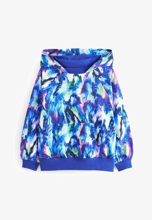 Bluza z kapturem z abstrakcyjnym wzorem tie-dye w kolorach niebieskim, fioletowym, zielonym i białym, z kieszenią kangurką z przodu oraz niebieskimi ściągaczami na mankietach i dole.