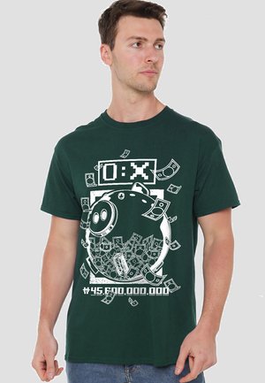 Dunkelgrünes Baumwoll-T-Shirt mit weißen Grafiken, die ein Sparschwein umgeben von Geld zeigen, sowie dem Text "0:X" und "#45.690.000.000."