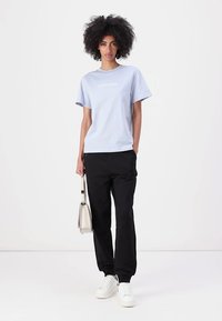 Calvin Klein HERO LOGO REGULAR - Triko s potiskem - zen blue