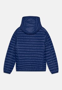 Giacca imbottita navy con cappuccio, caratterizzata da una texture trapuntata e polsini elastici. Il design è leggero, adatto per un abbigliamento informale.