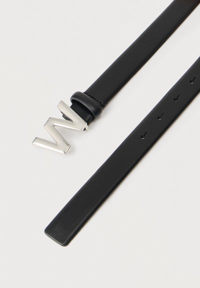 Μαύρη δερμάτινη ζώνη με ασημένια αγκράφα σε σχήμα ζιγκ-ζαγκ και πολλαπλές τρύπες ρύθμισης σε λευκό φόντο.